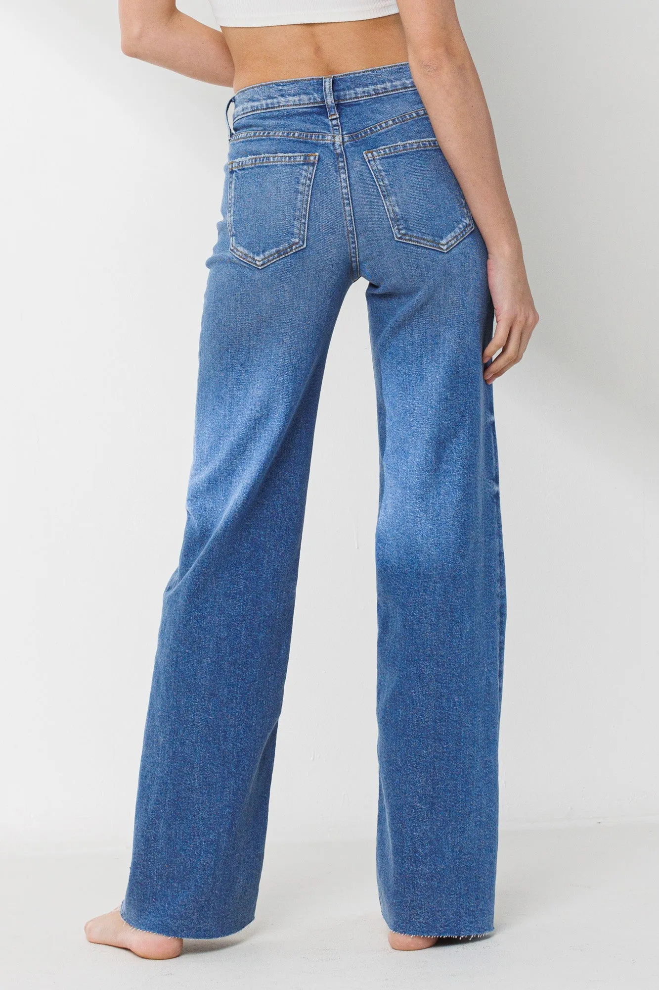 HIGH RISE WIDE STRAIGHT JEANS WITH SCISSOR CUT HEM / SP-P12187