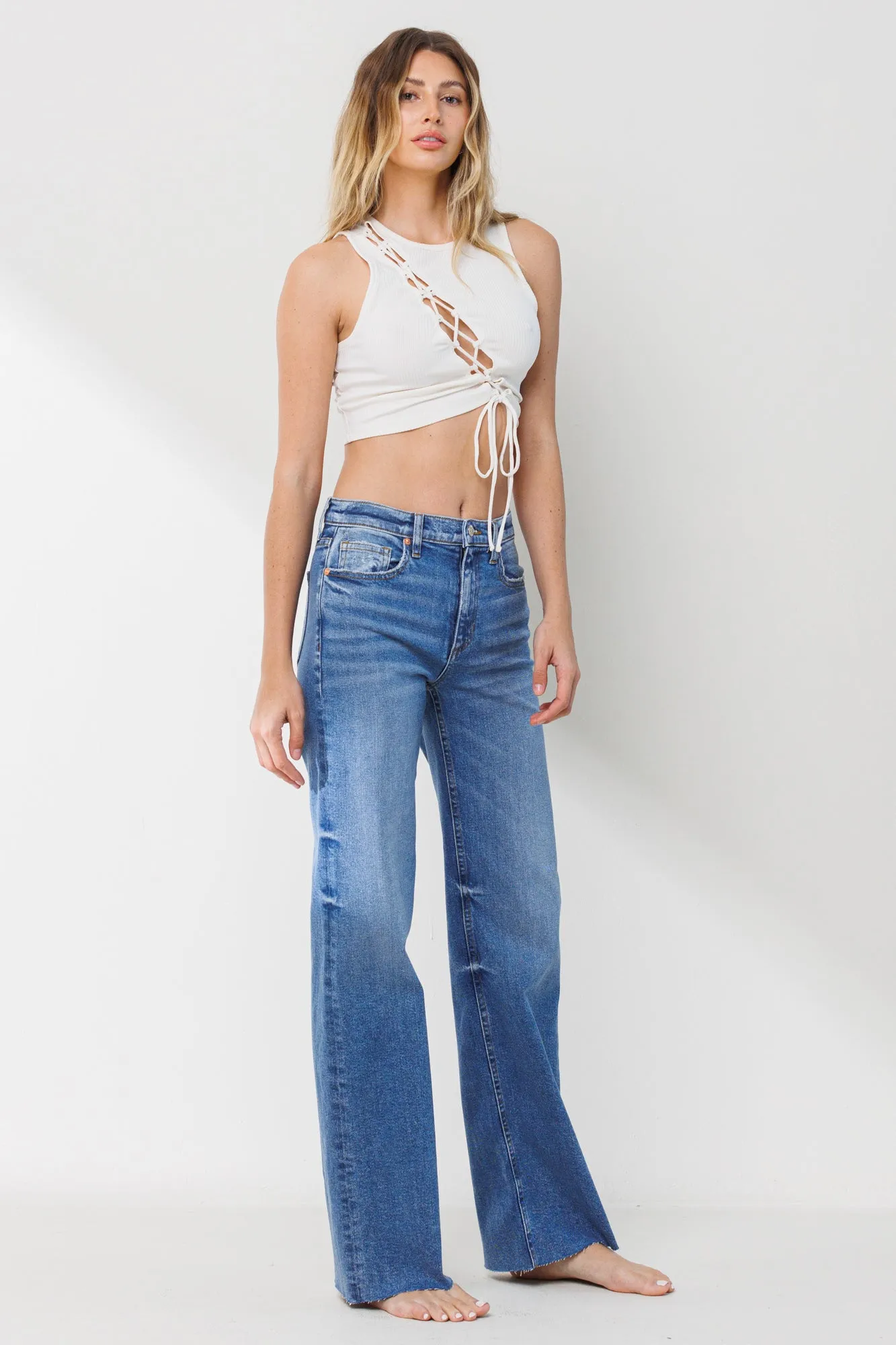 HIGH RISE WIDE STRAIGHT JEANS WITH SCISSOR CUT HEM / SP-P12187